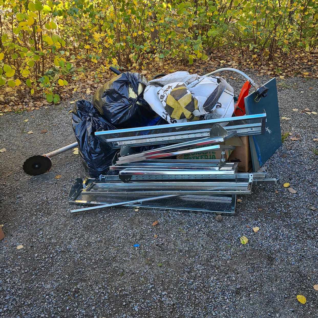 image of Hög med blandat bråte - Tyresö