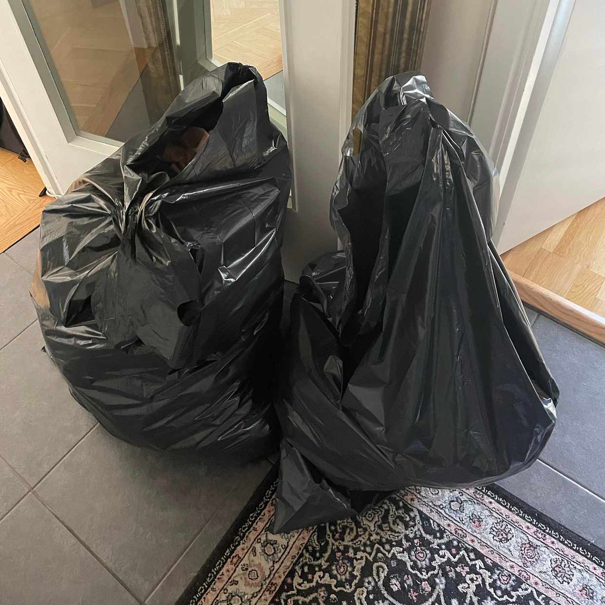 image of Kartong + 2 sopsäckar - Täby