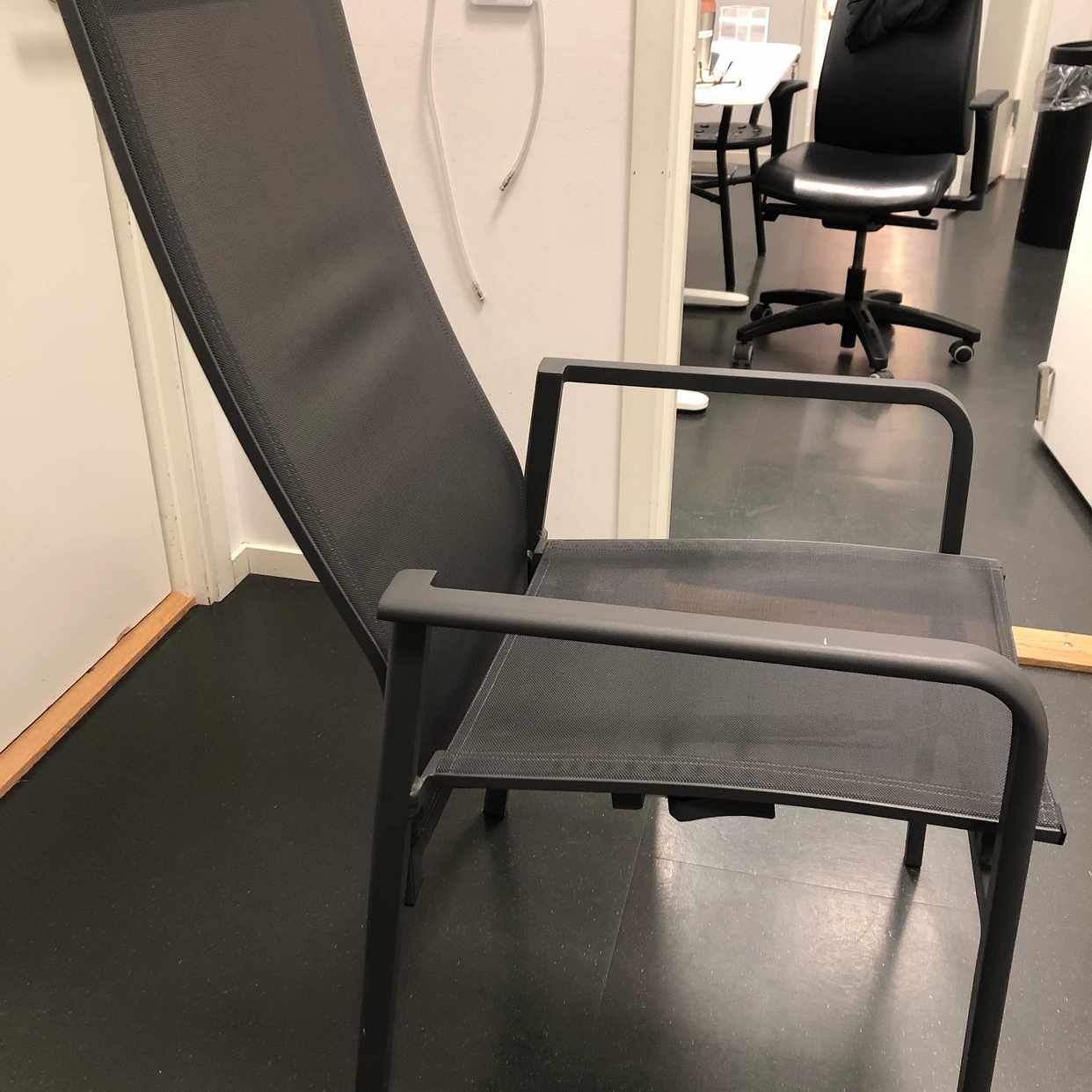 image of Hjälp att flytta en stol - 