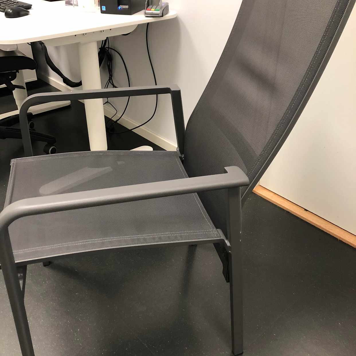 image of Hjälp att flytta en stol - 