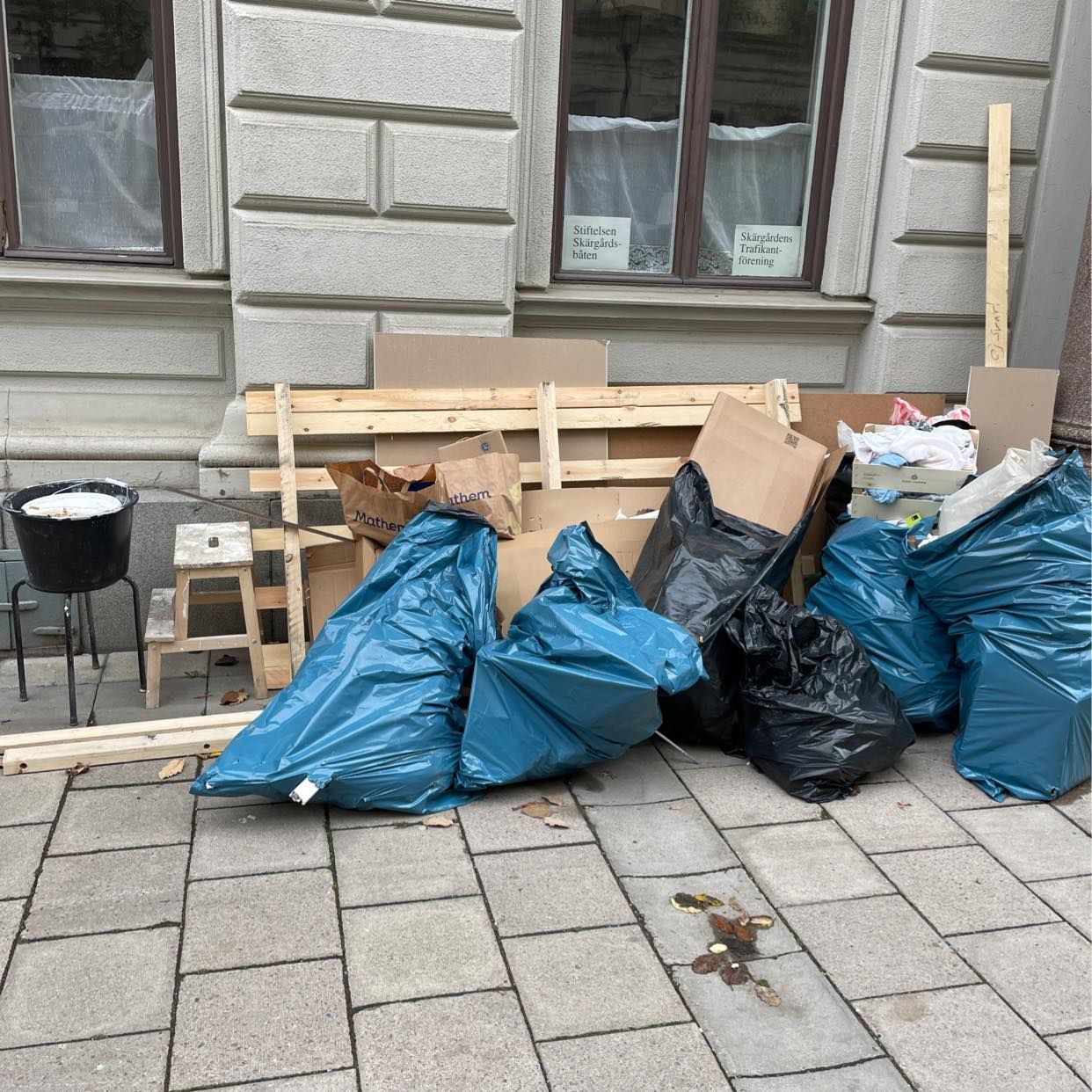 image of Soppåsar, träpall,kartong - Stockholms Stad