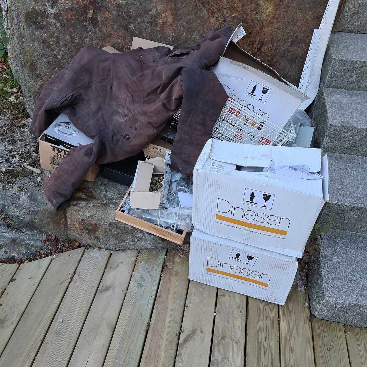 image of Kartonger tomglas o plast - Lidingö