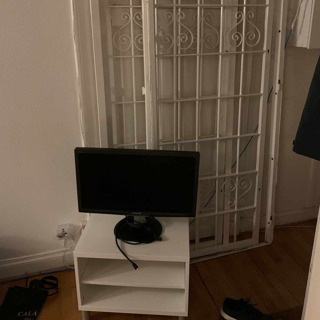 image of Tv-bänk, 2 grindar, skärm - Stockholm