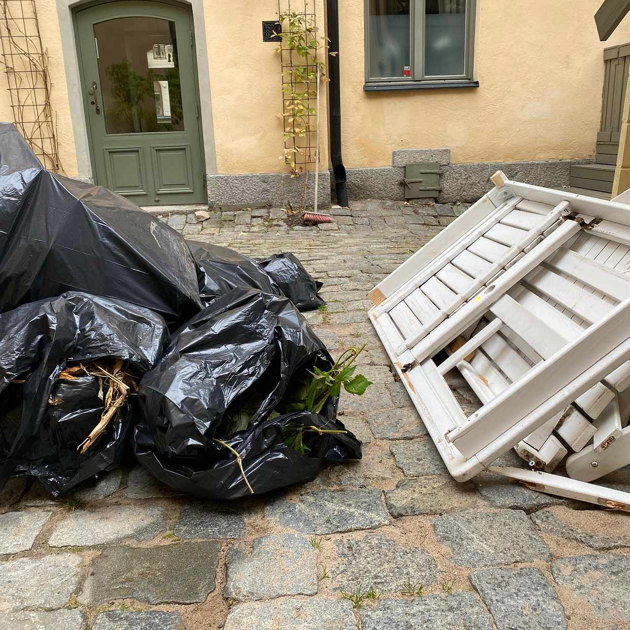 image of Lövpåsar+trädgårdsmöbler - Stockholm