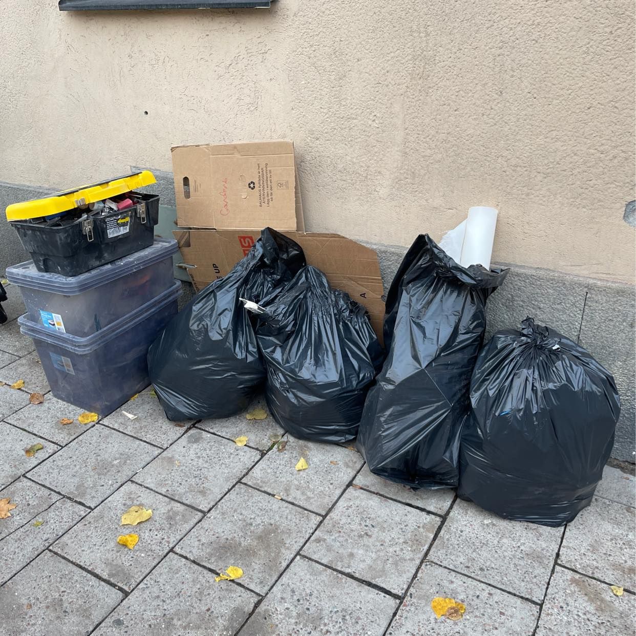 image of 4 bags and 3 boxes - Stockholm City