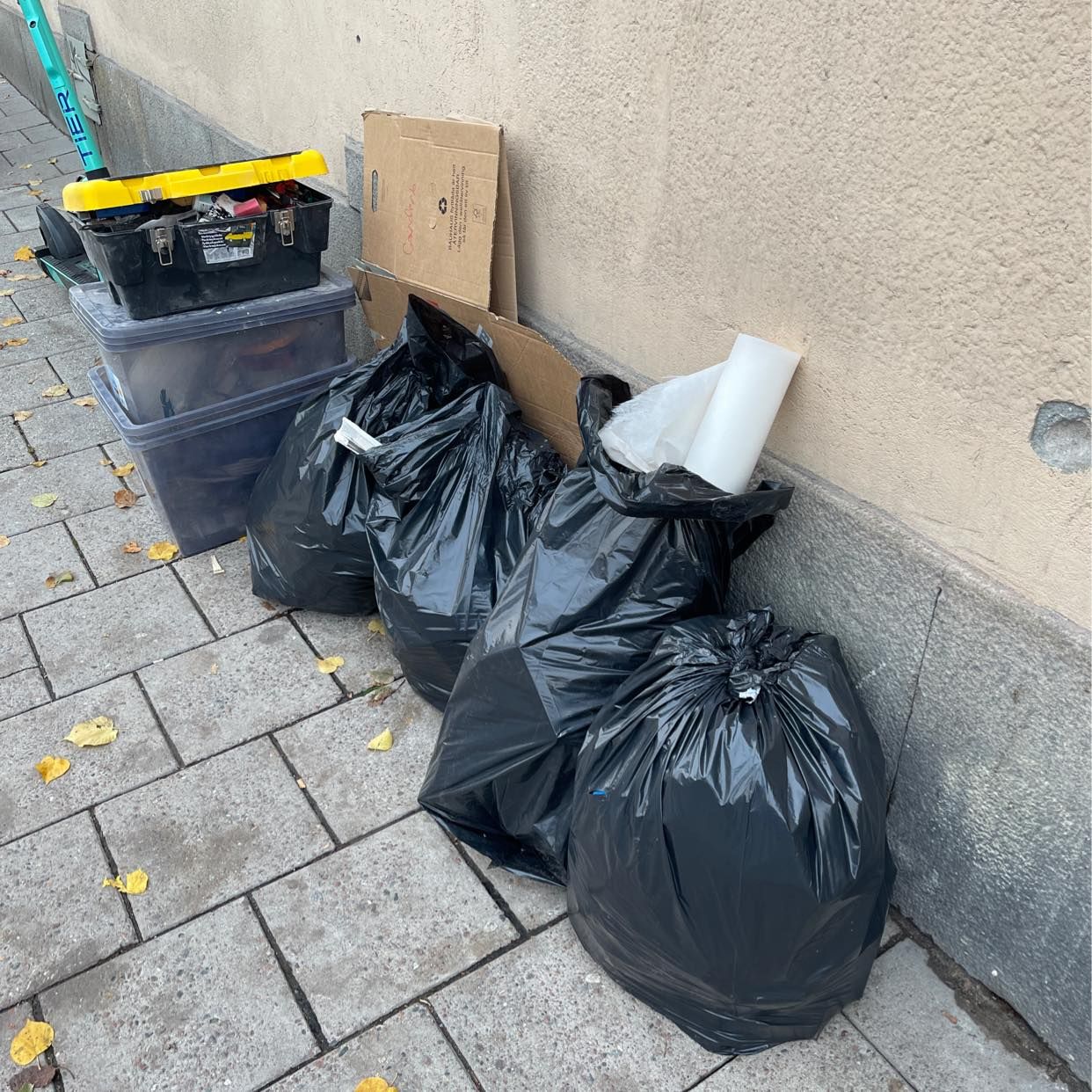 image of 4 bags and 3 boxes - Stockholm City