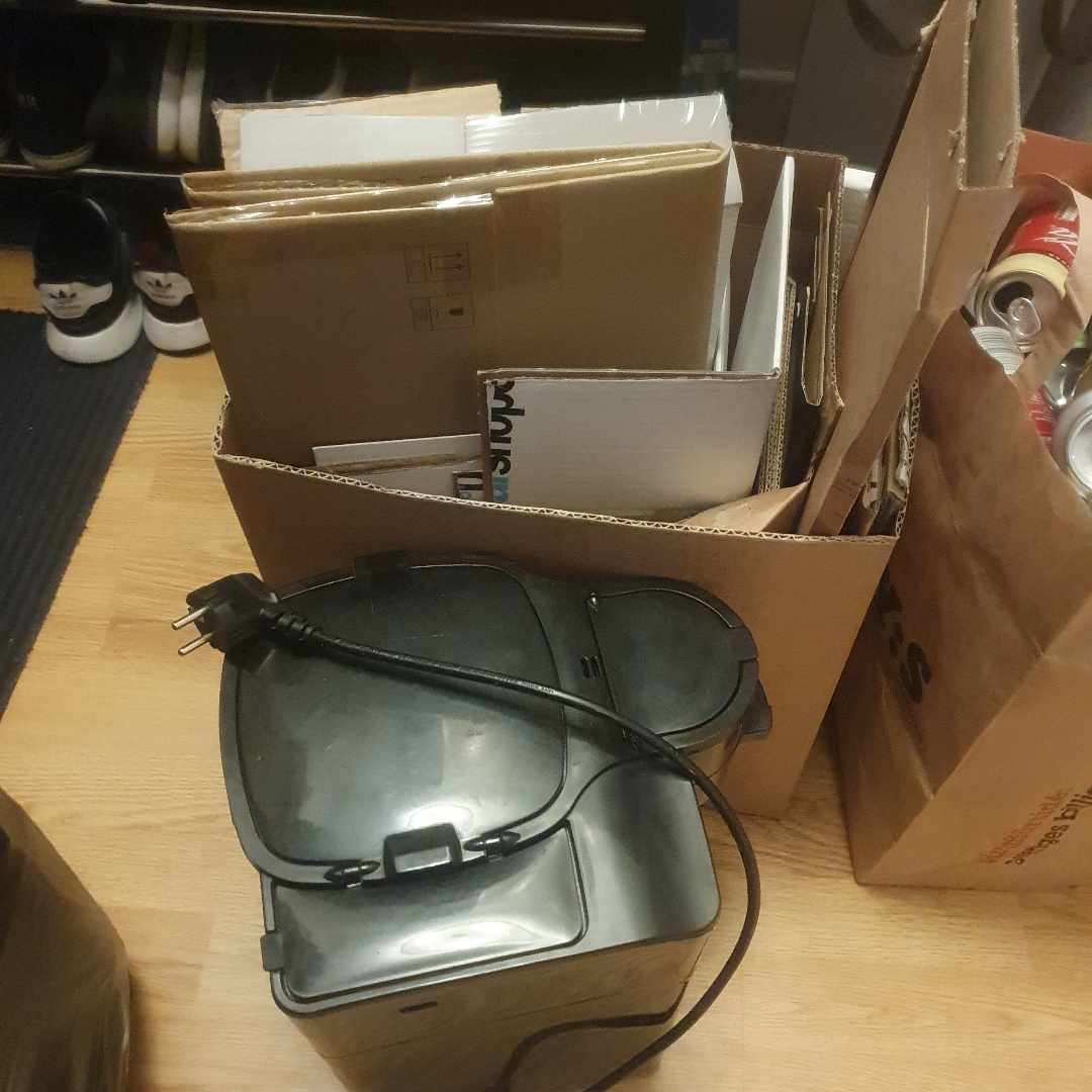 image of Cardboard, plastic, pant - Hägersten
