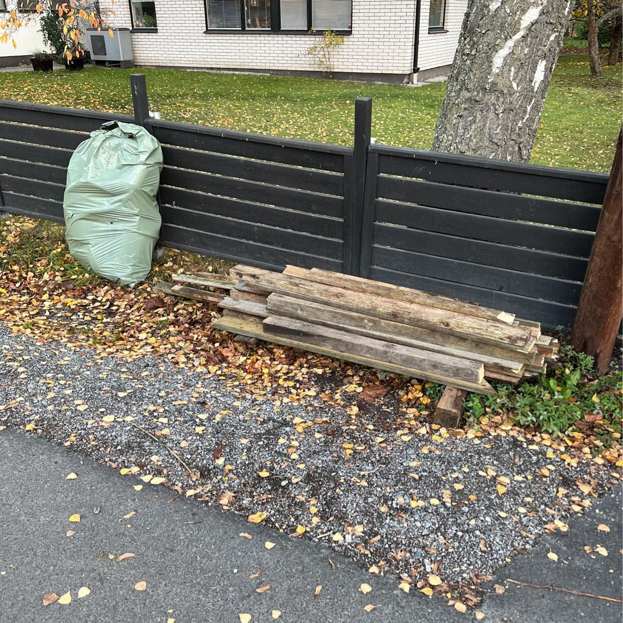 image of Hög bräder och en säck - Täby