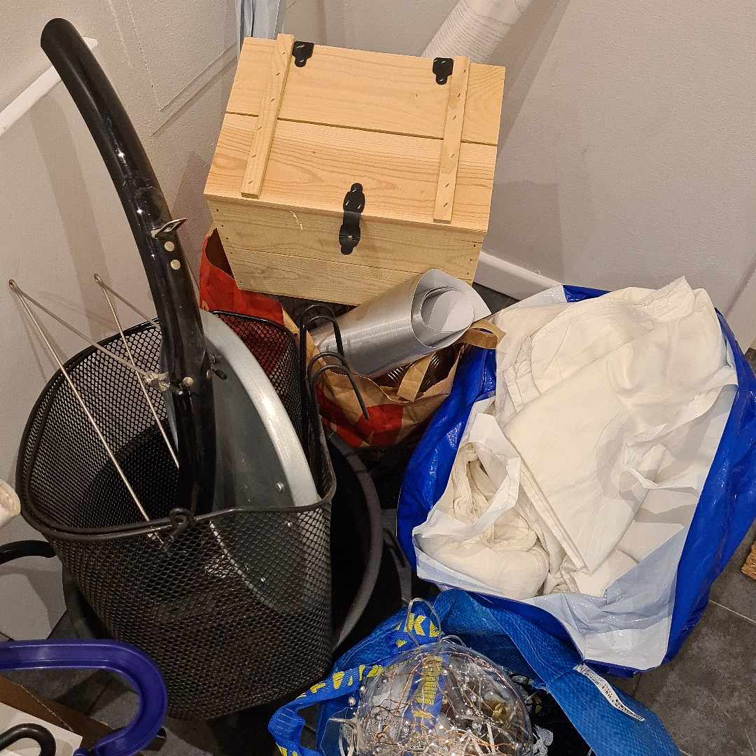 image of Små prylar skänks bort - Solna