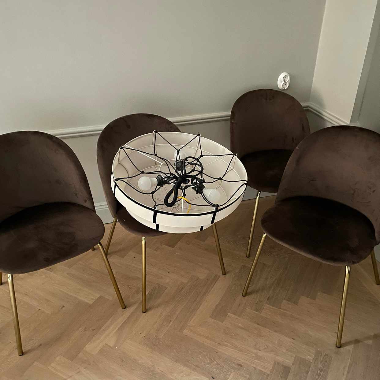 image of 4 stolar och en lampa - 