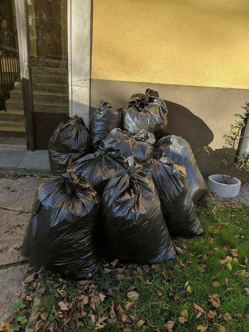 image of 11 bags of leaves - Solna