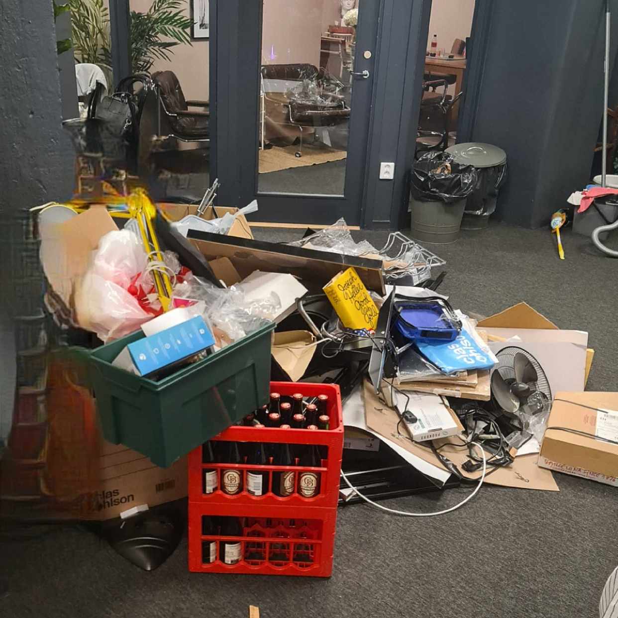image of En liten hög av skräp - Stockholm