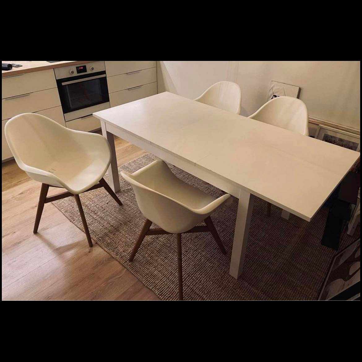 image of Hämta bord och stolar - 