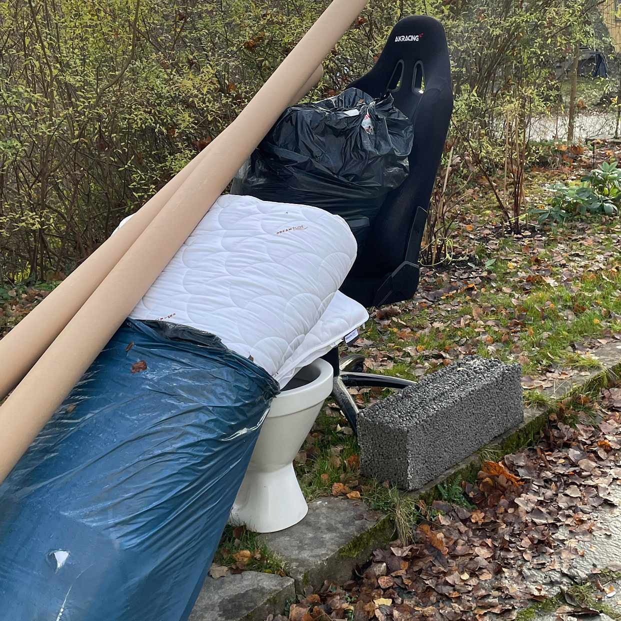 image of Diverse skräp till tippen - Vallentuna
