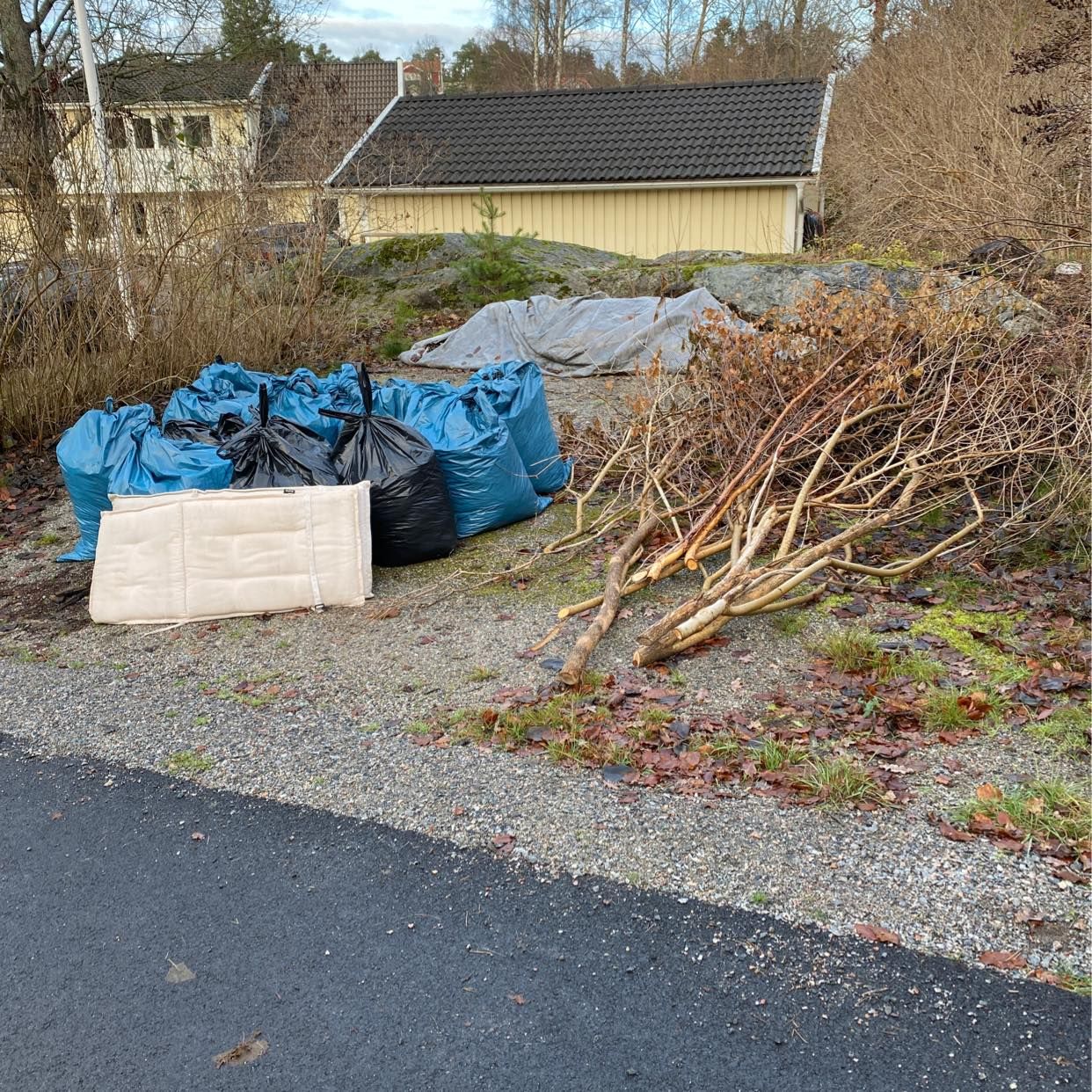 image of Grenar, 14 säckar löv - Värmdö