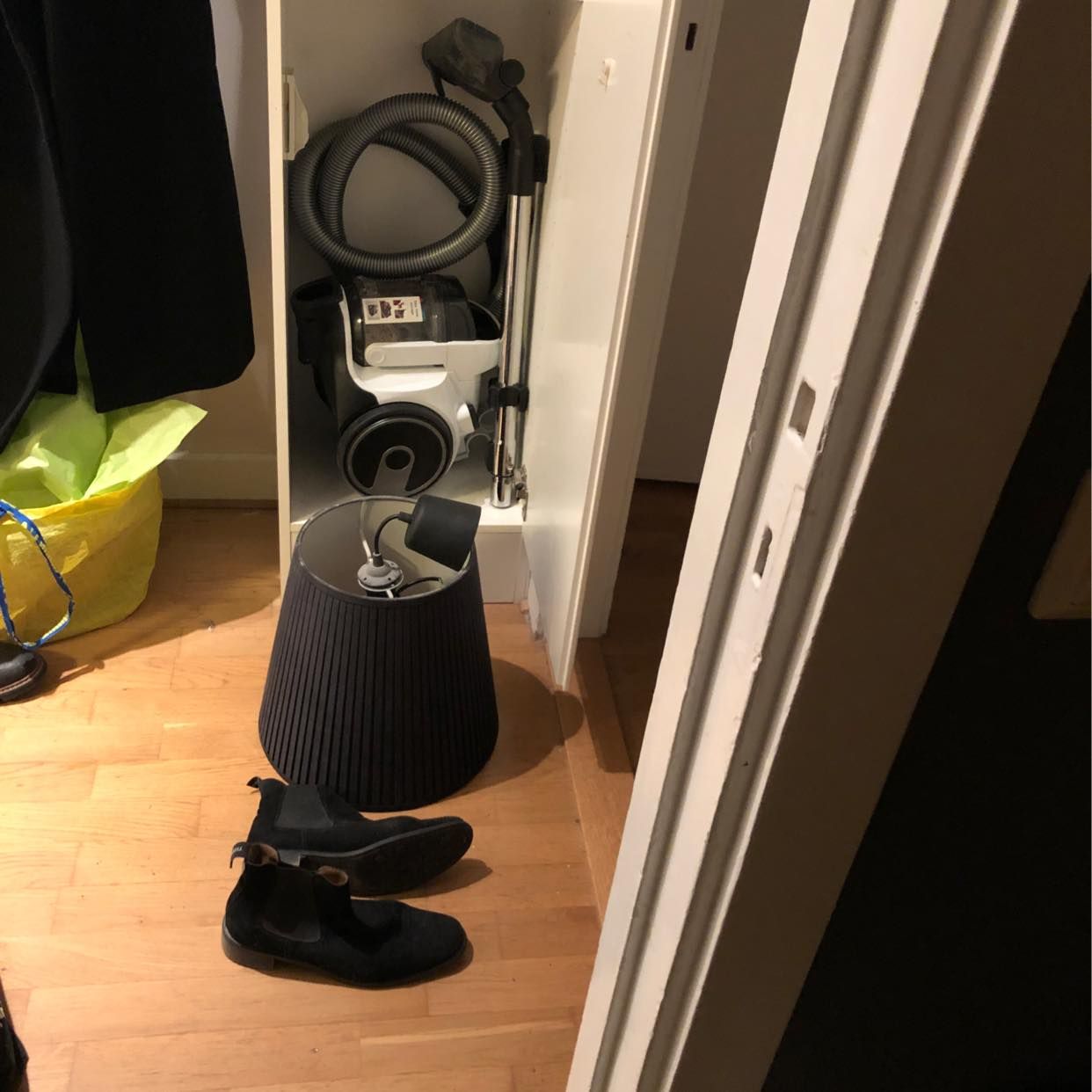 image of Dammsugare, lampa, skor - Bromma