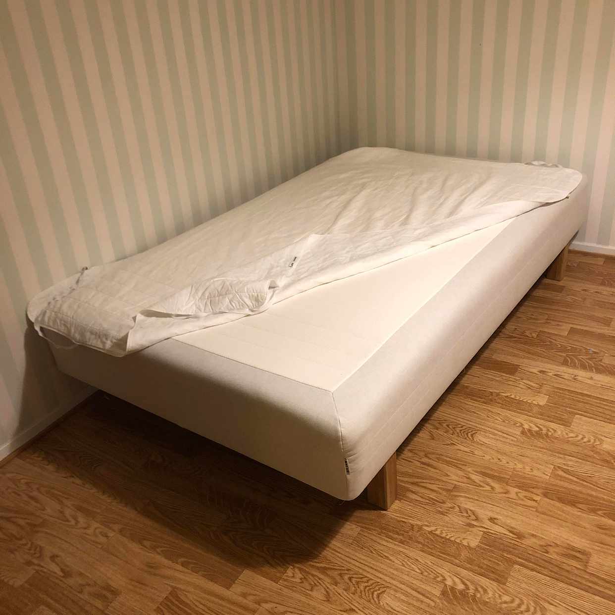 image of Större soffa samt säng - Hässelby