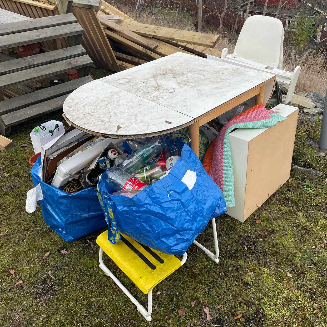 image of Bord, stolar, skräp - Hägersten