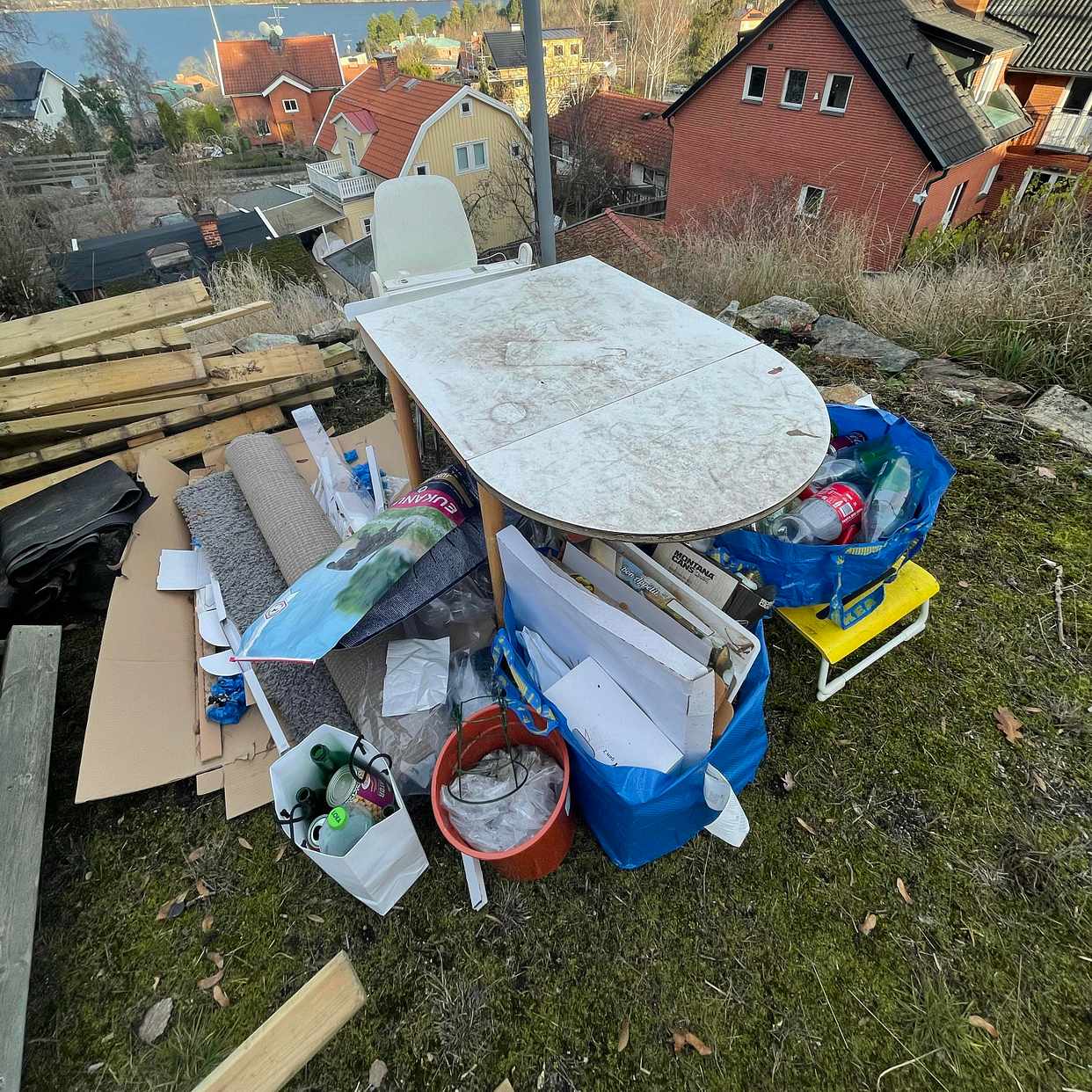 image of Bord, stolar, skräp - Hägersten