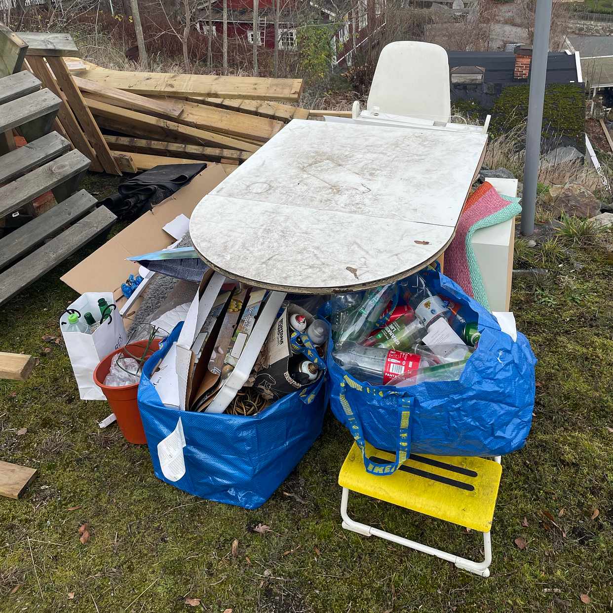 image of Bord, stolar, skräp - Hägersten