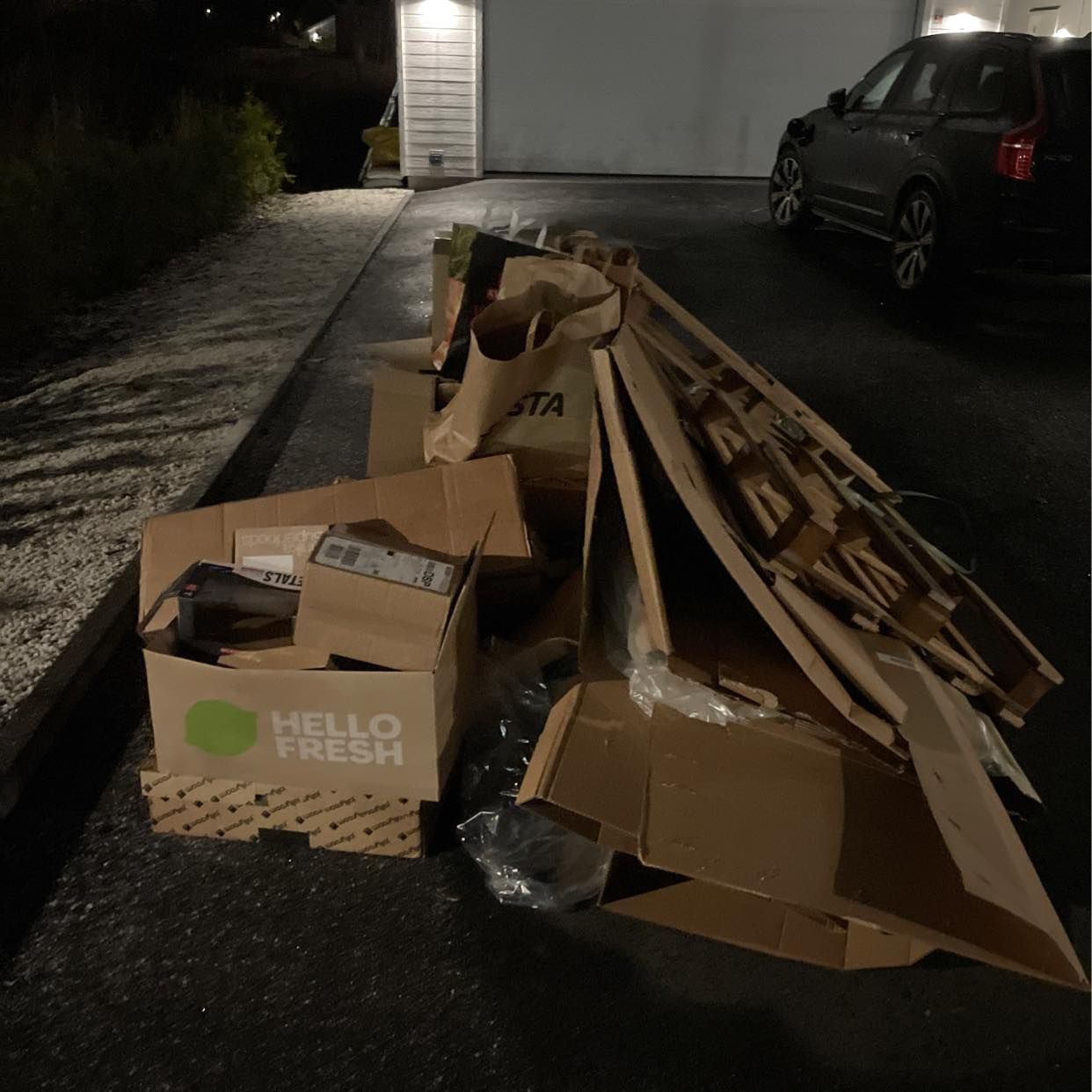 image of Kartonger, plast, pallar - Vallentuna