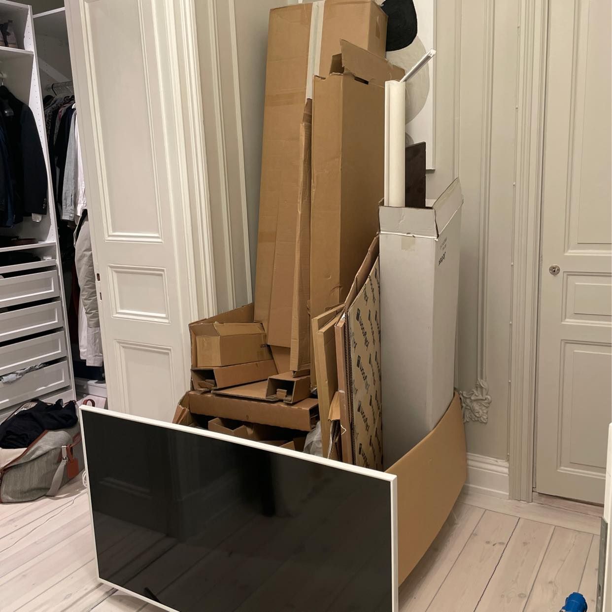 image of Kartonger och en tv - Stockholms Stad