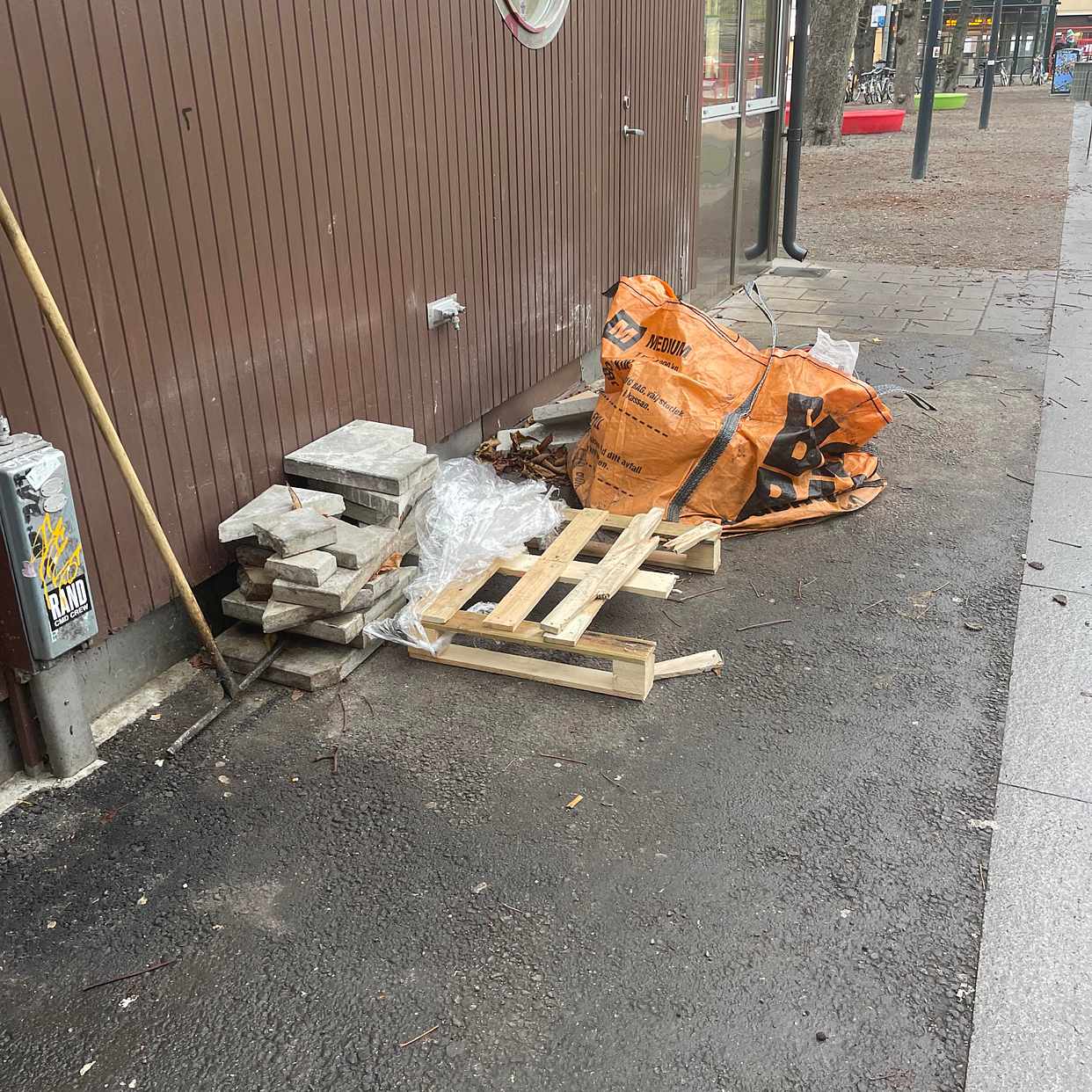 image of Slänga byggavfall - Stockholm