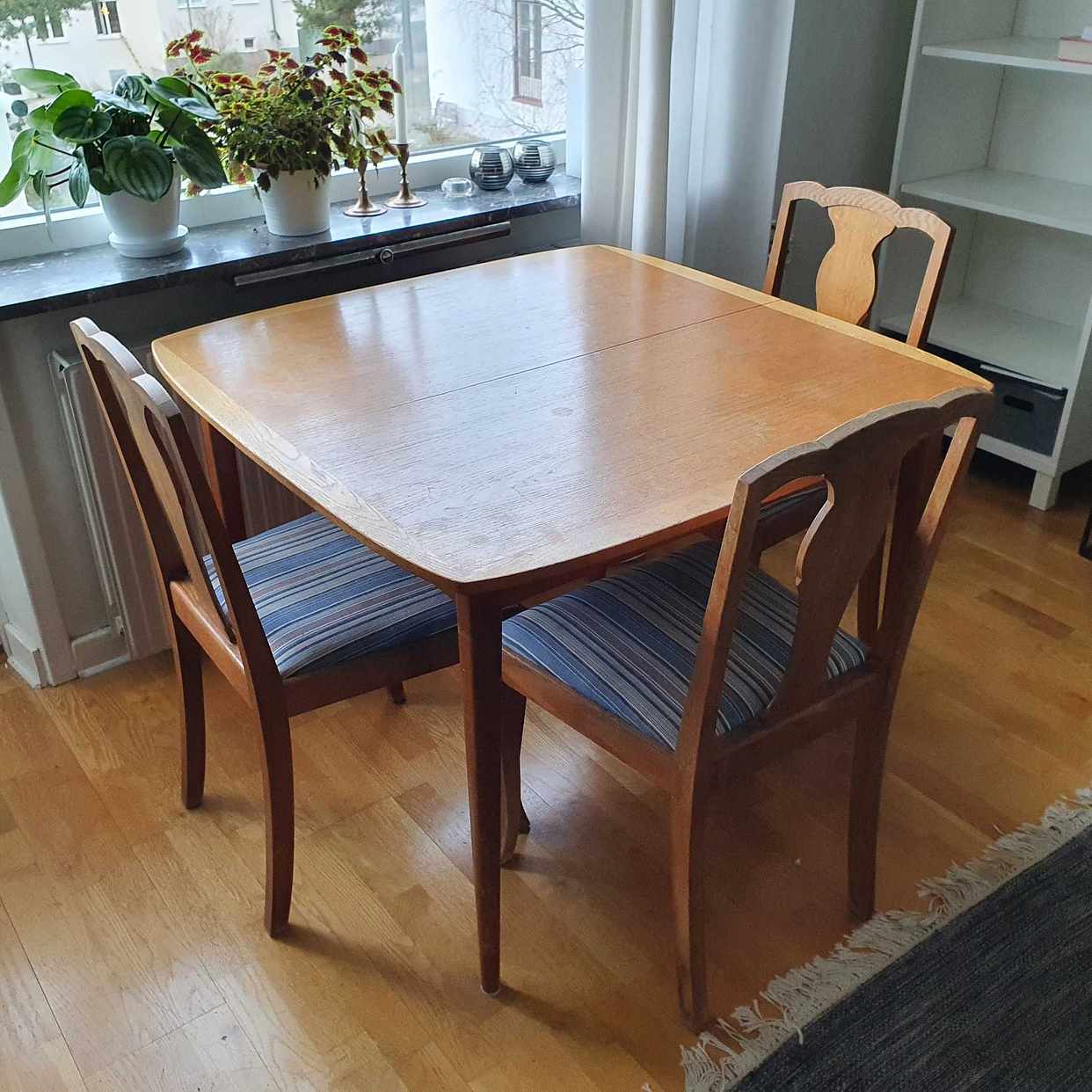 image of Bord samt 4 stolar - Johanneshov