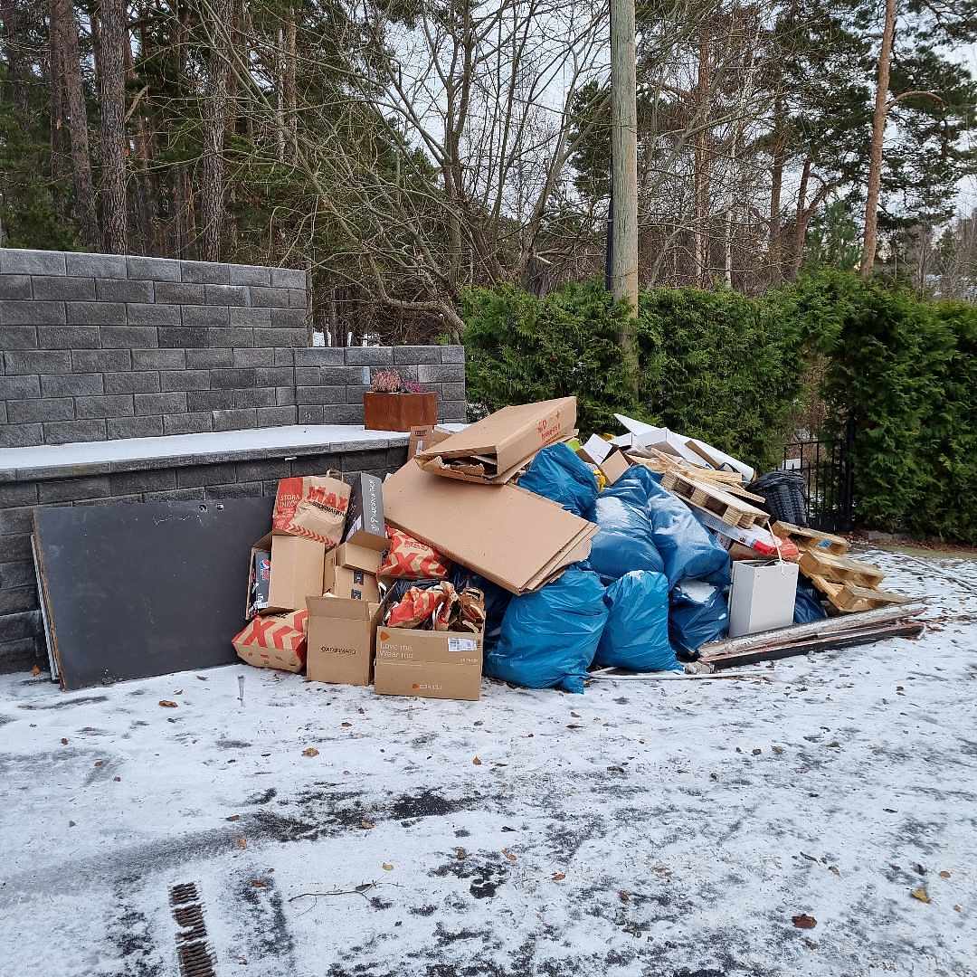 image of Stor hög blandat skräp - Värmdö