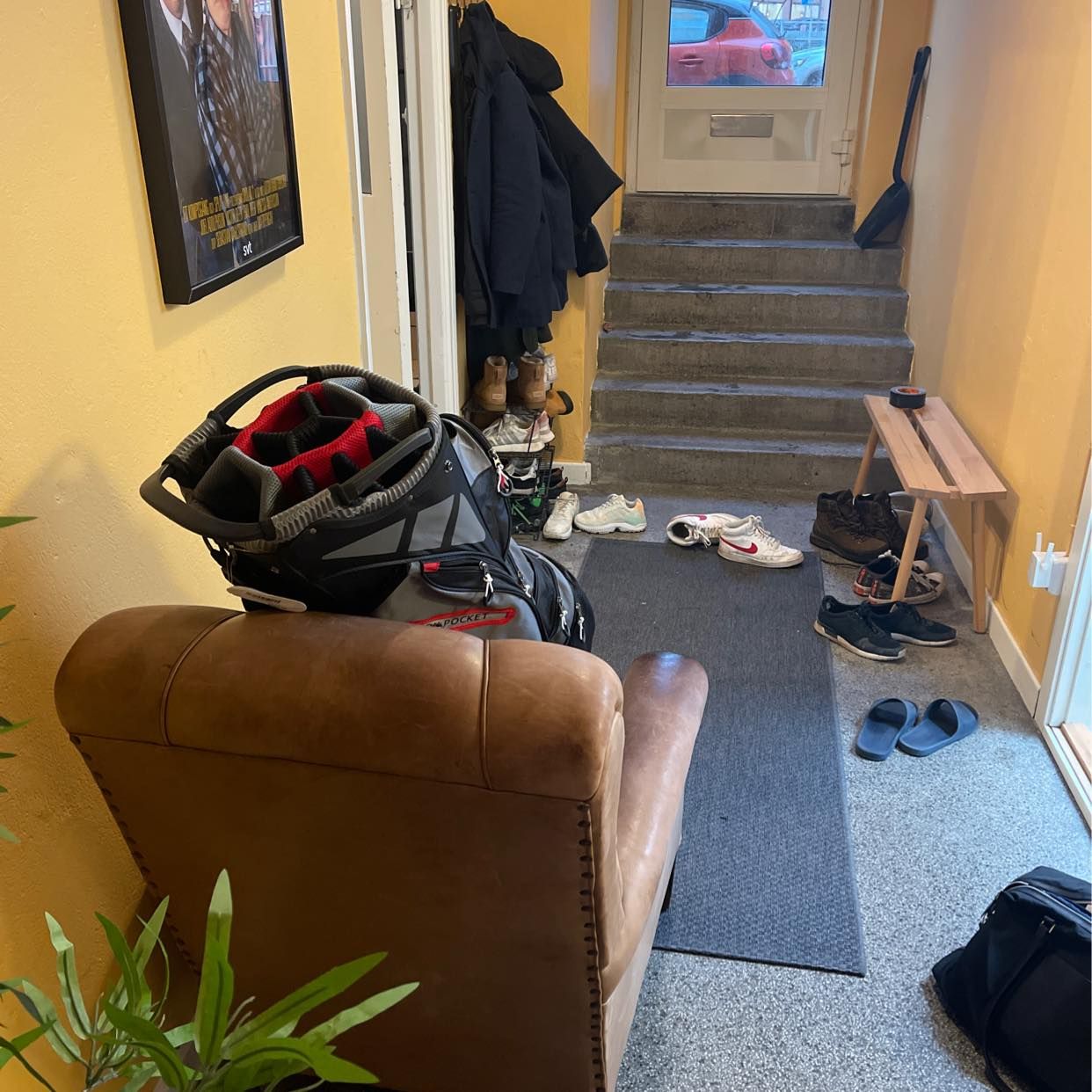image of Fåtölj och golfbag - 