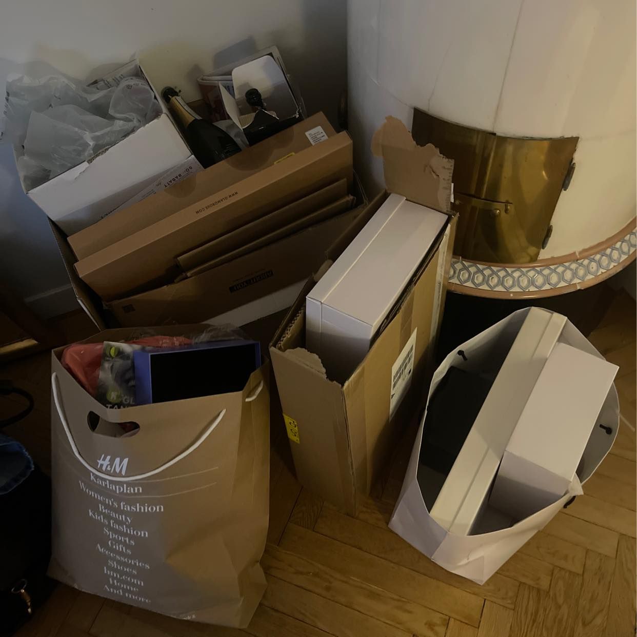 image of Kartonger med skräp - Stockholm