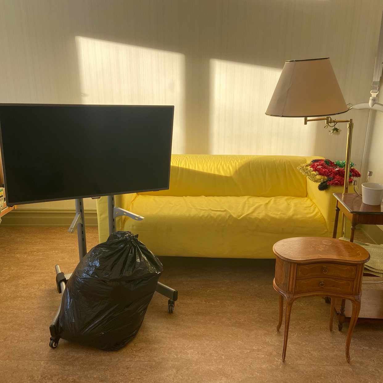 image of Soffa, TV, lampa småbord - Göteborg