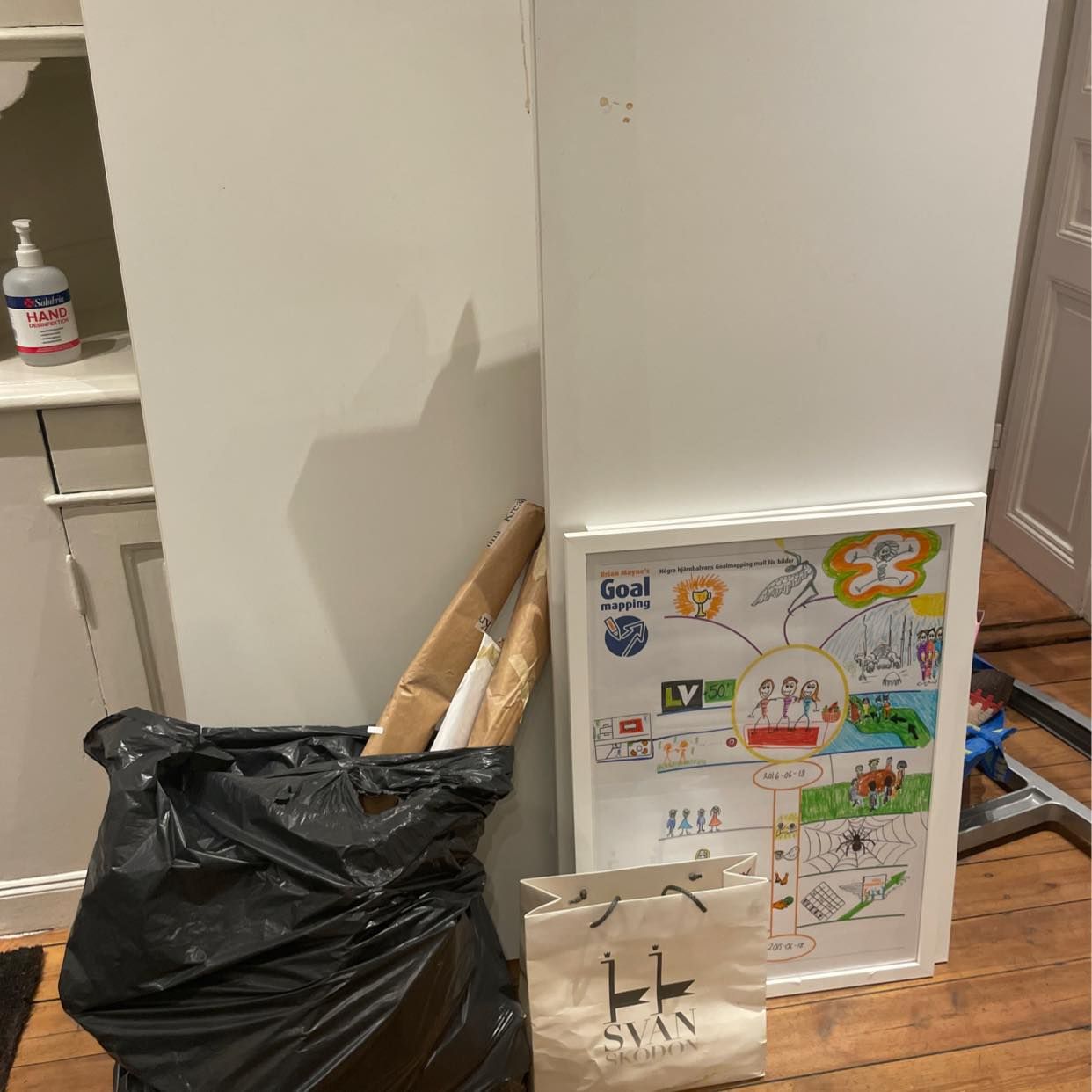 image of Två skrivbord och diverse - Stockholm