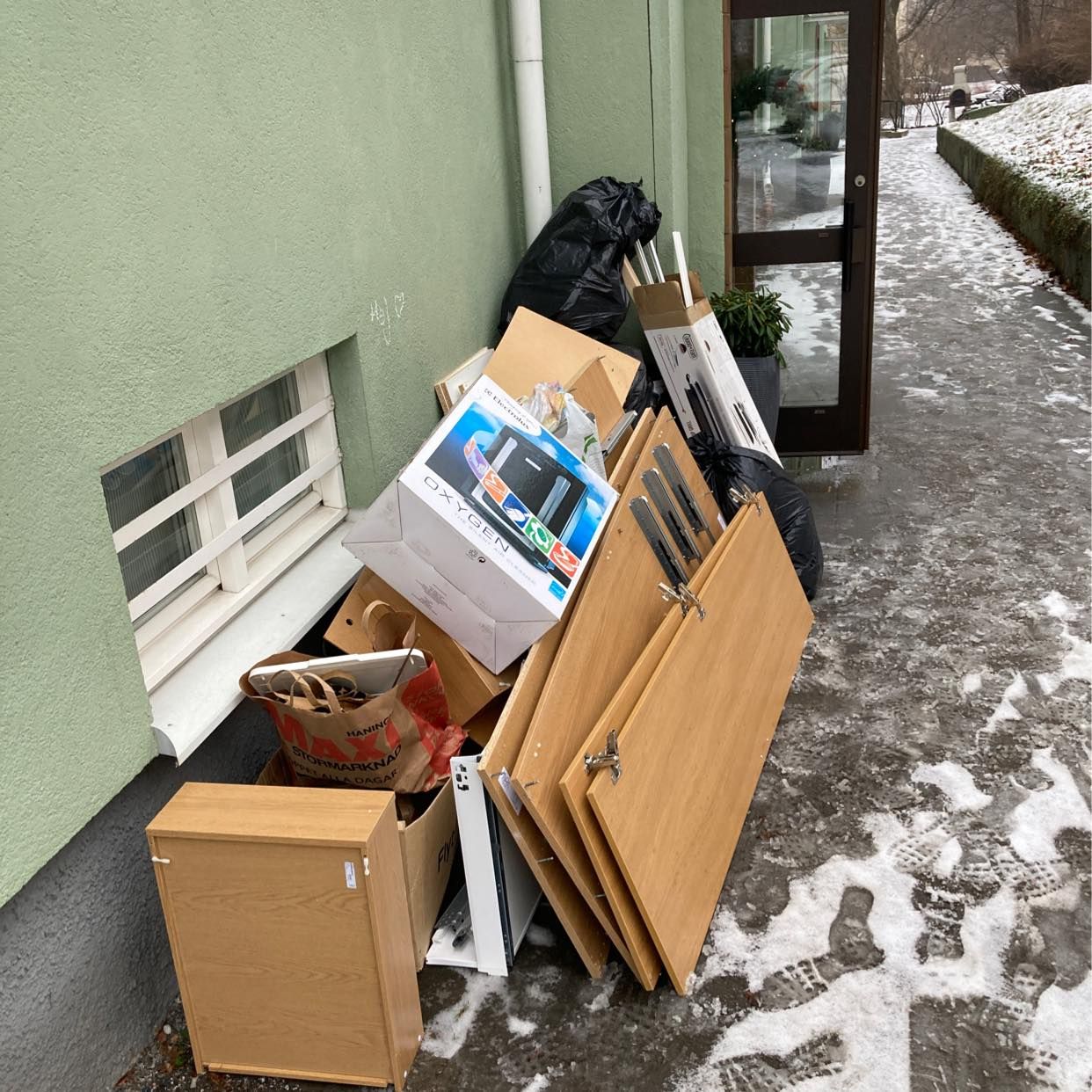 image of Slänga garderob och skräp - Årsta