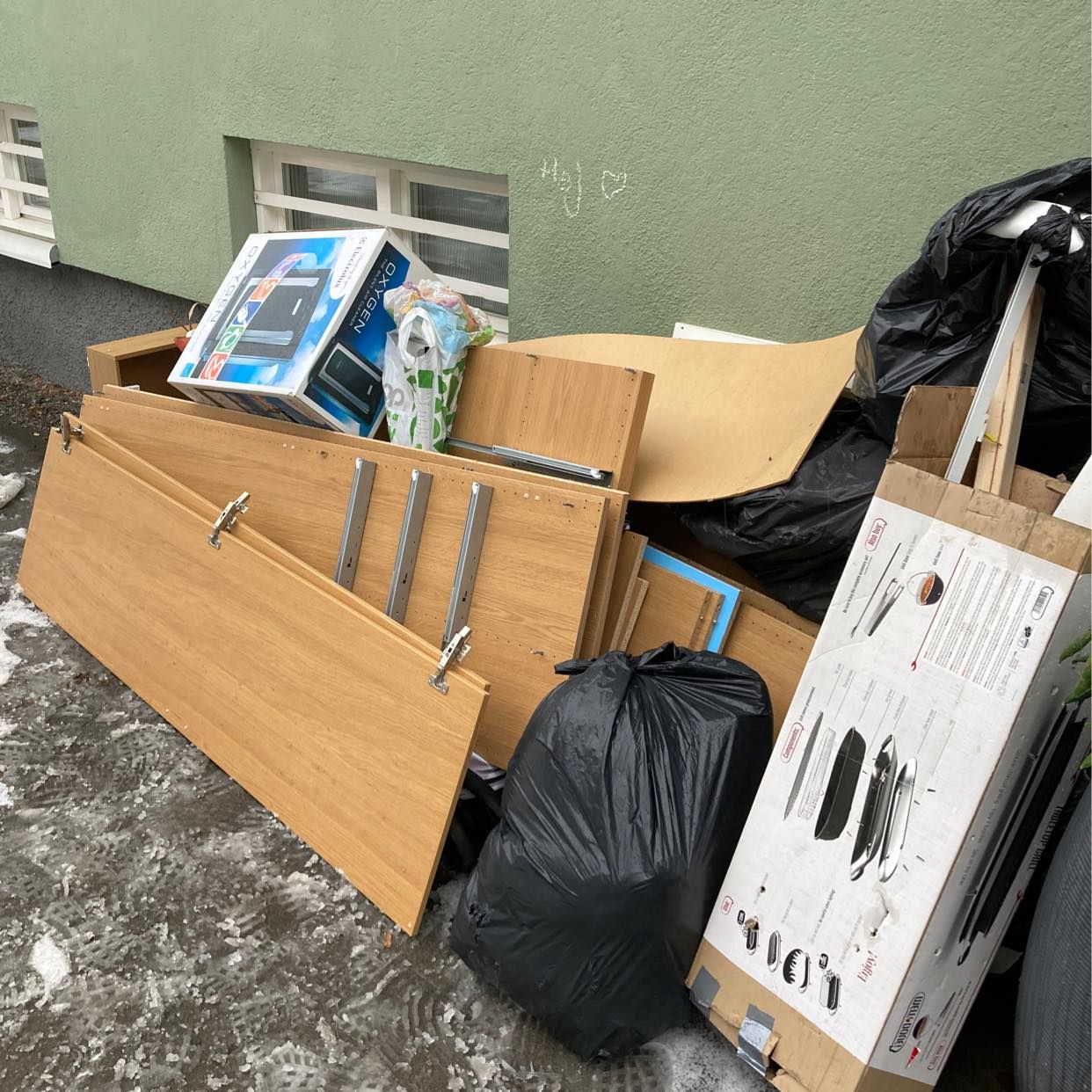 image of Slänga garderob och skräp - Årsta