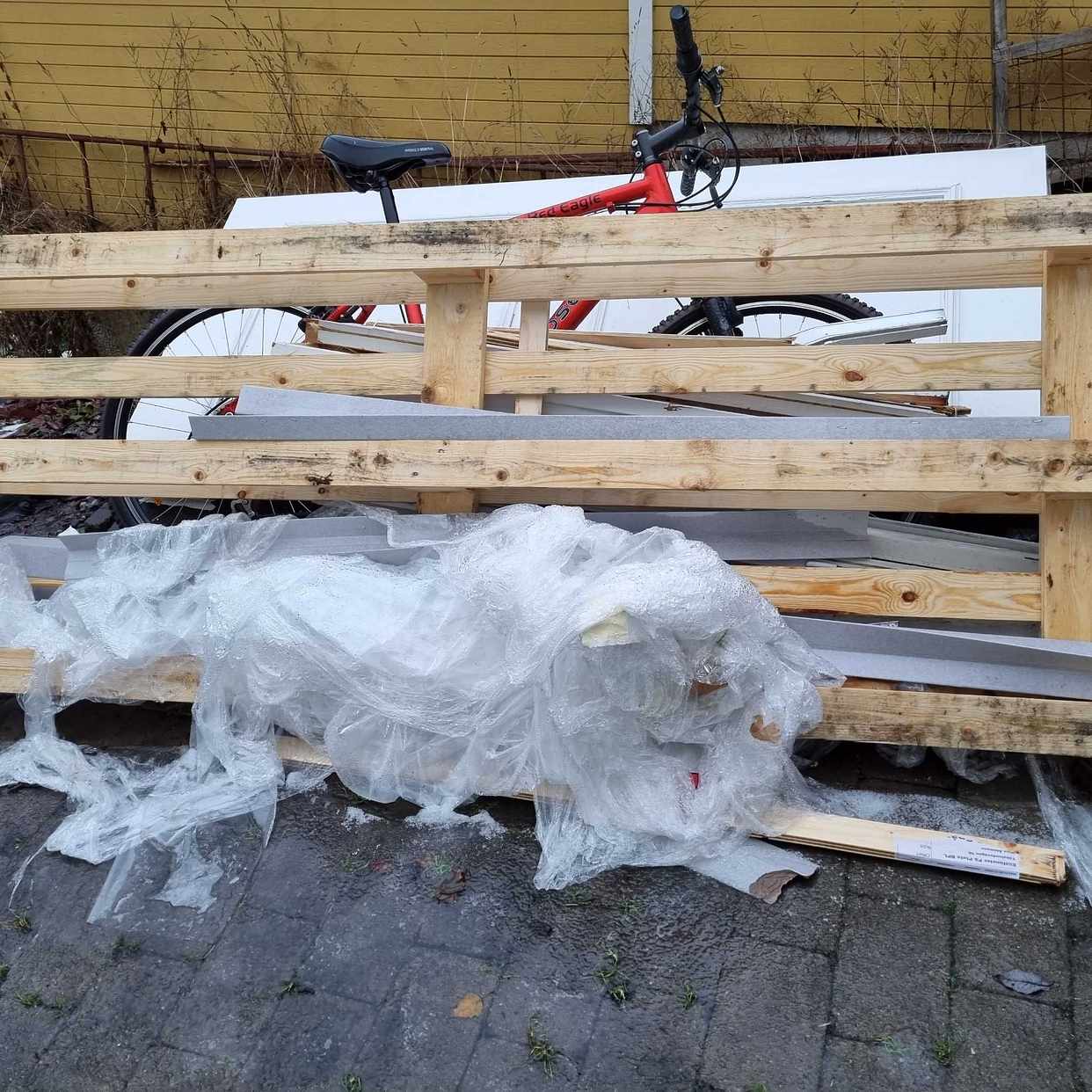 image of Fönster, dörrar, cykel - Spånga
