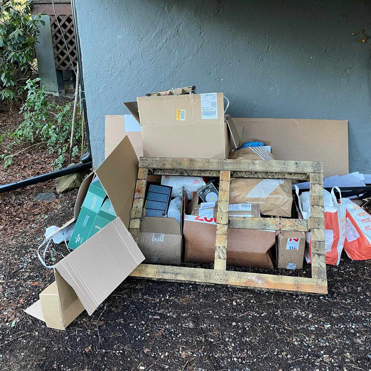 image of Cardboard & plastic - Åkersberga