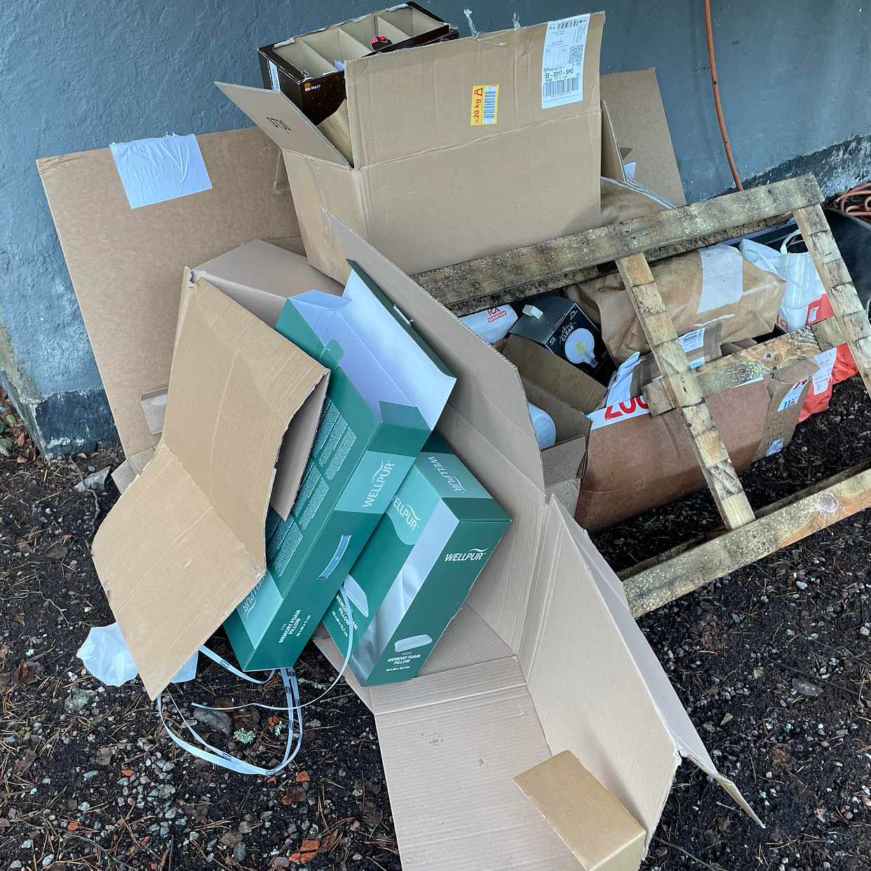 image of Cardboard & plastic - Åkersberga