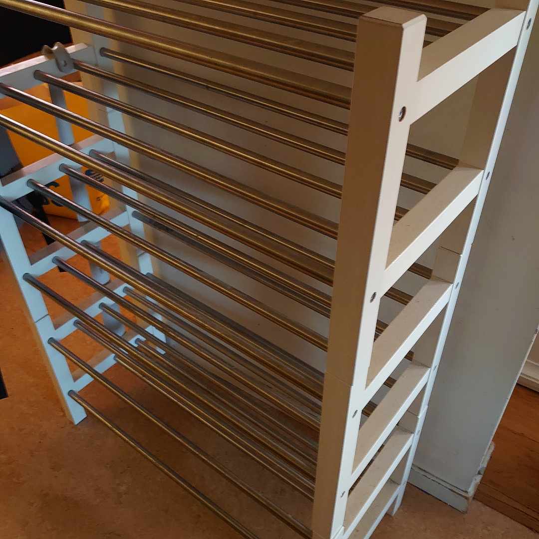 image of 3 skohyllor ihopskruvade - Vårby