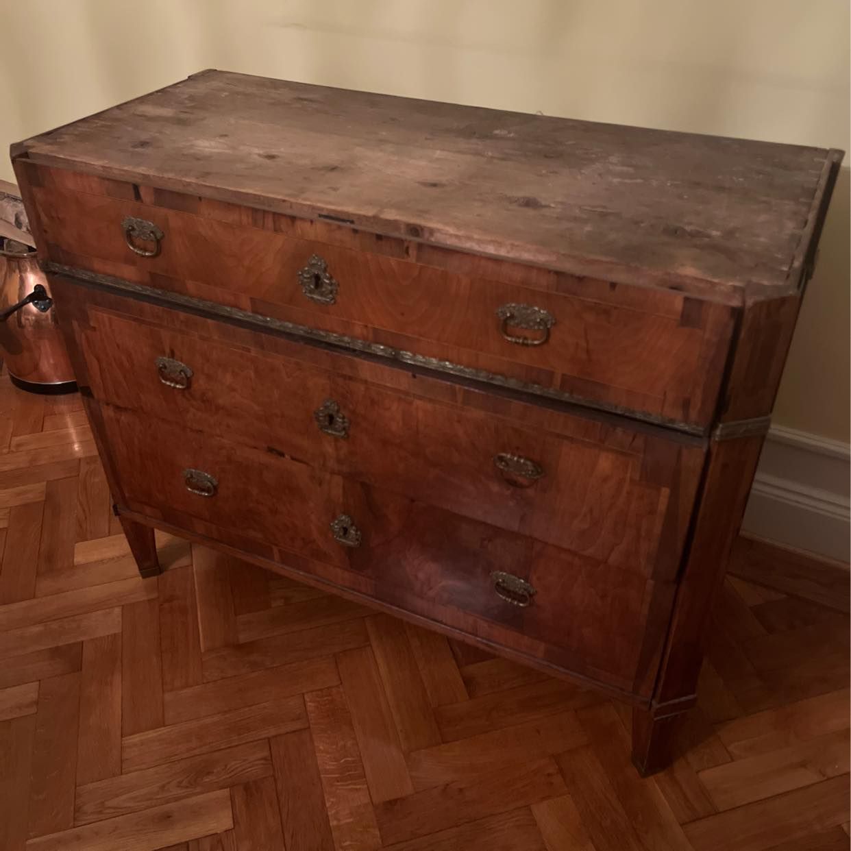 image of Table and heavy cupboard - 