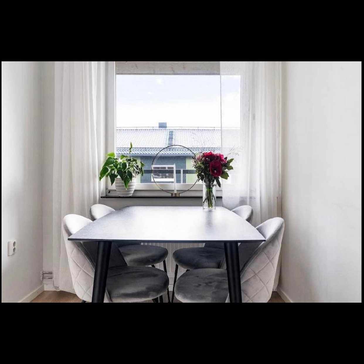 image of Matbord och 4 stolar - 
