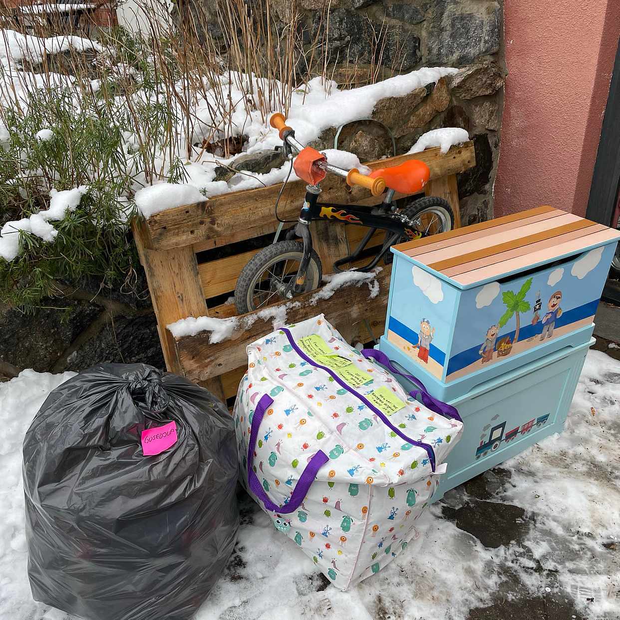 image of Gratis barnsaker + kläder - 
