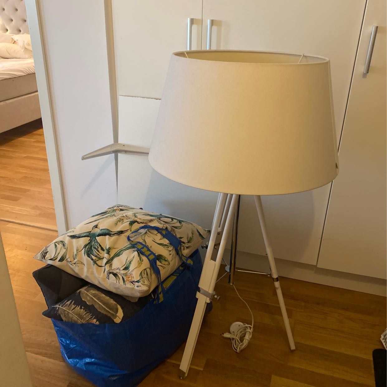 image of Lampa, hylla, kuddar - Stockholm