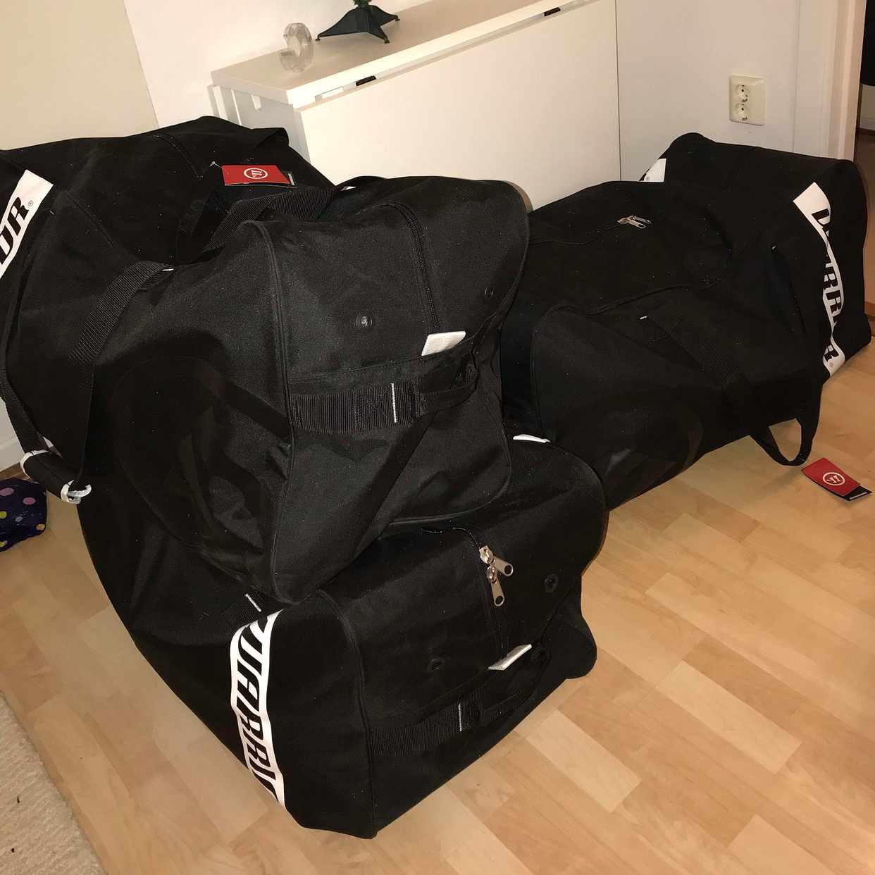 image of 6 boxes, 3 hockey väskor - 