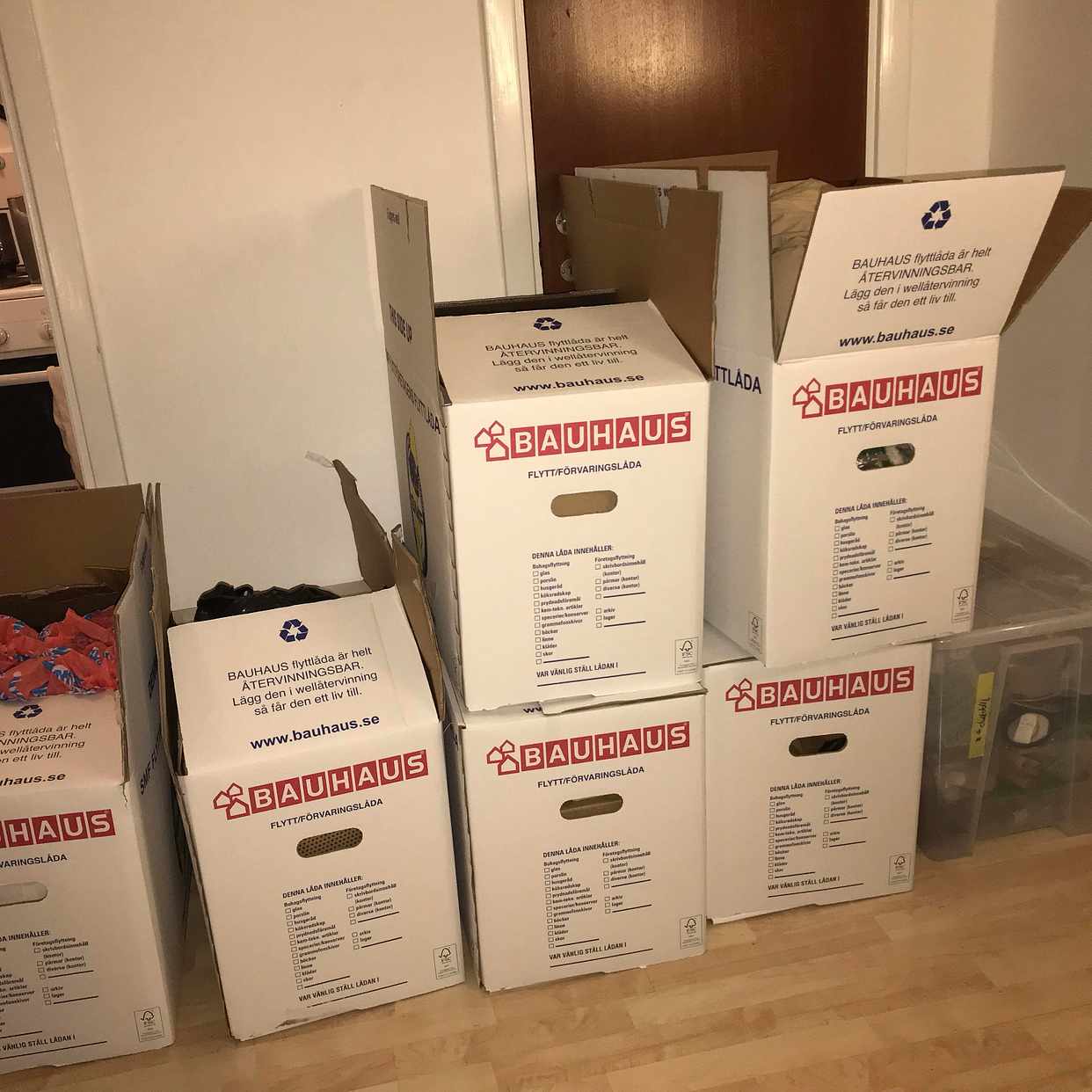 image of 6 boxes, 3 hockey väskor - 