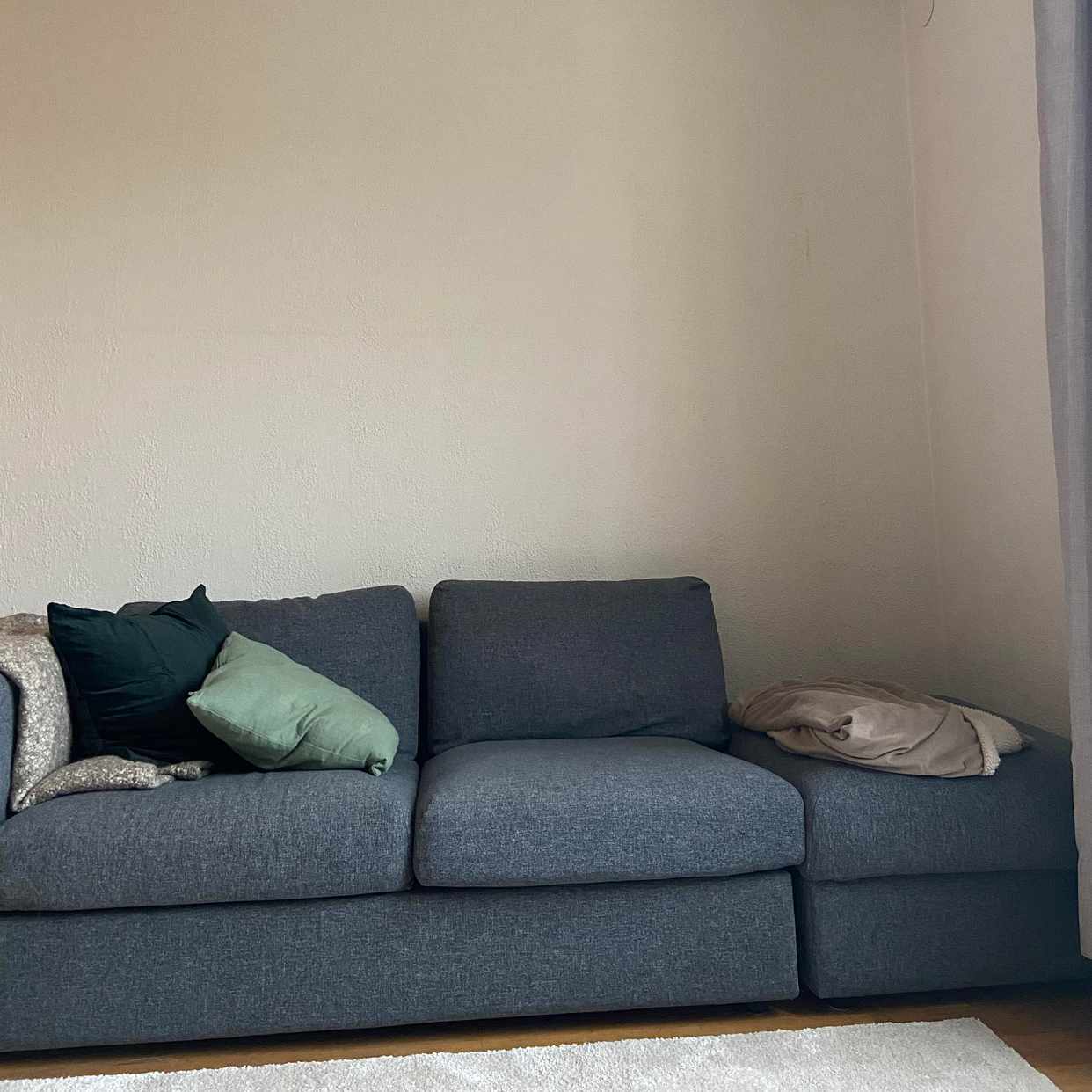 image of Två sits-soffa och fotpal - Sundbyberg