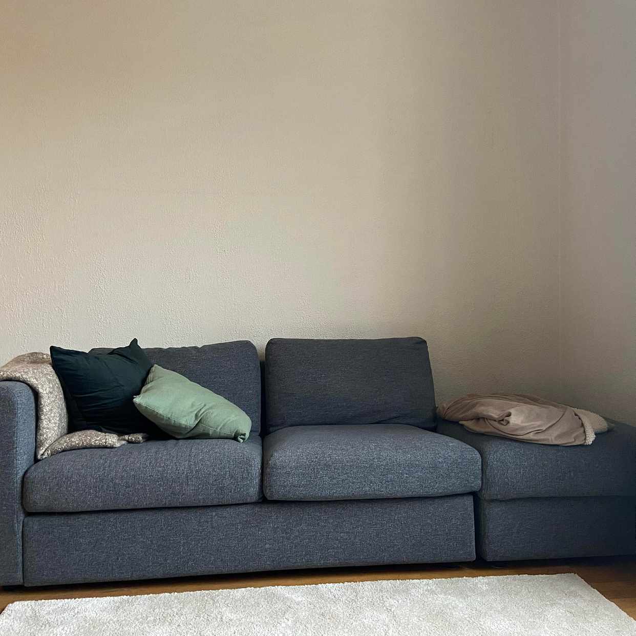 image of Två sits-soffa och fotpal - Sundbyberg