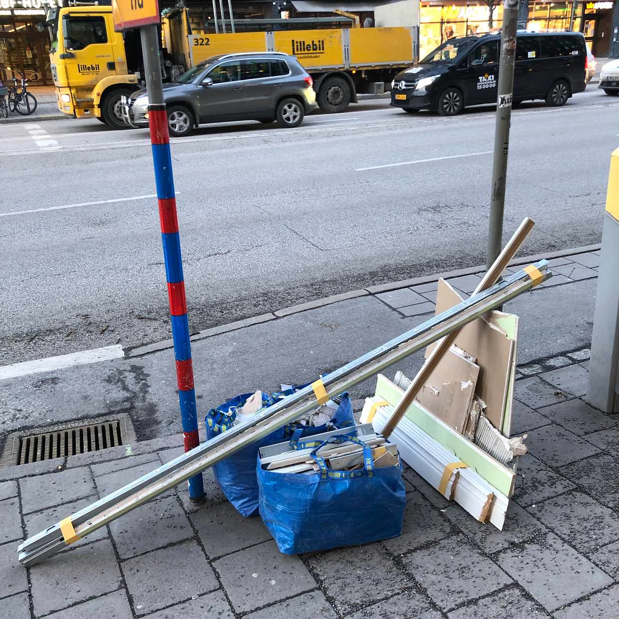 image of Riven vägg. Kakel o gips. - Stockholm