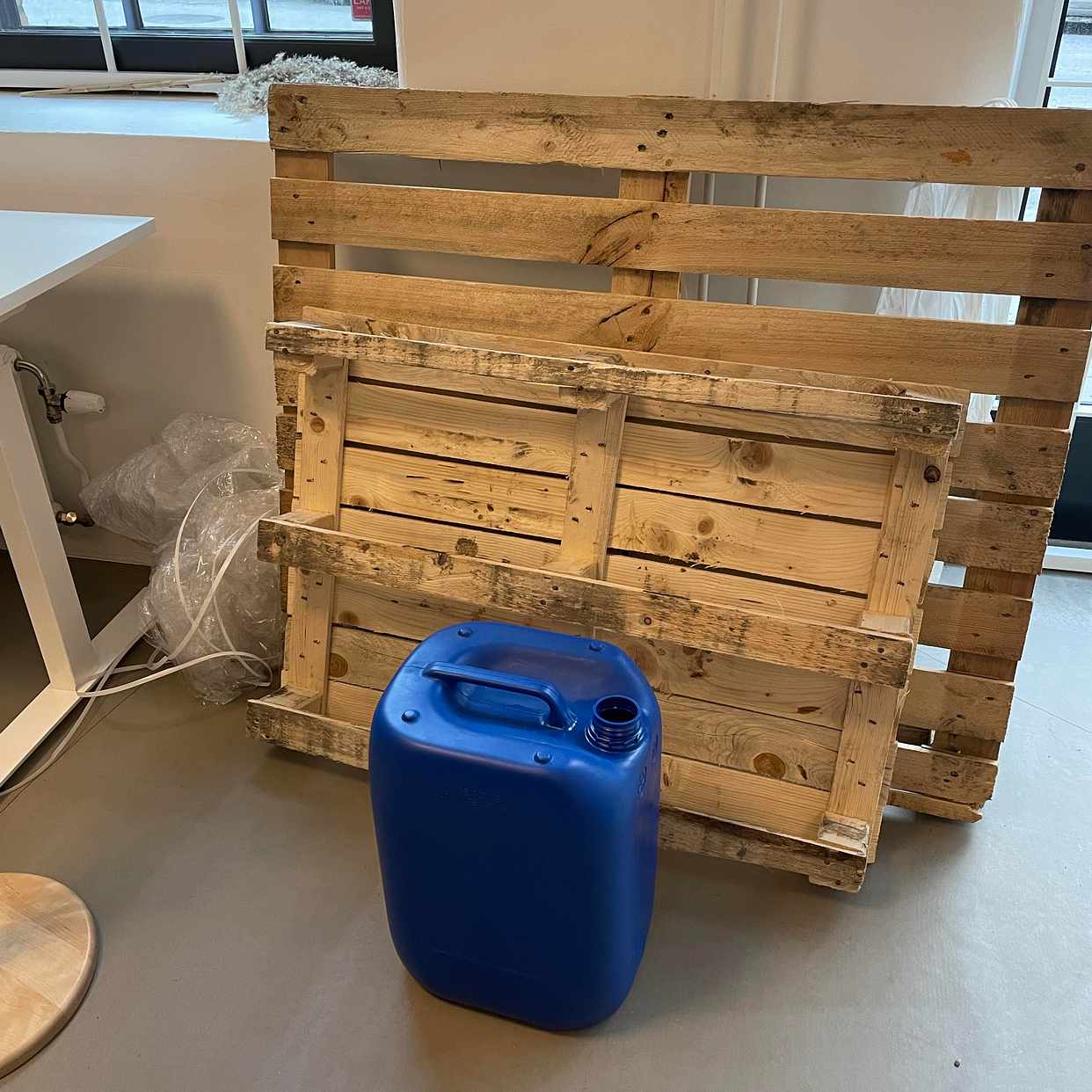 image of 2 pallar + 1 plastdunk - Stockholms Stad