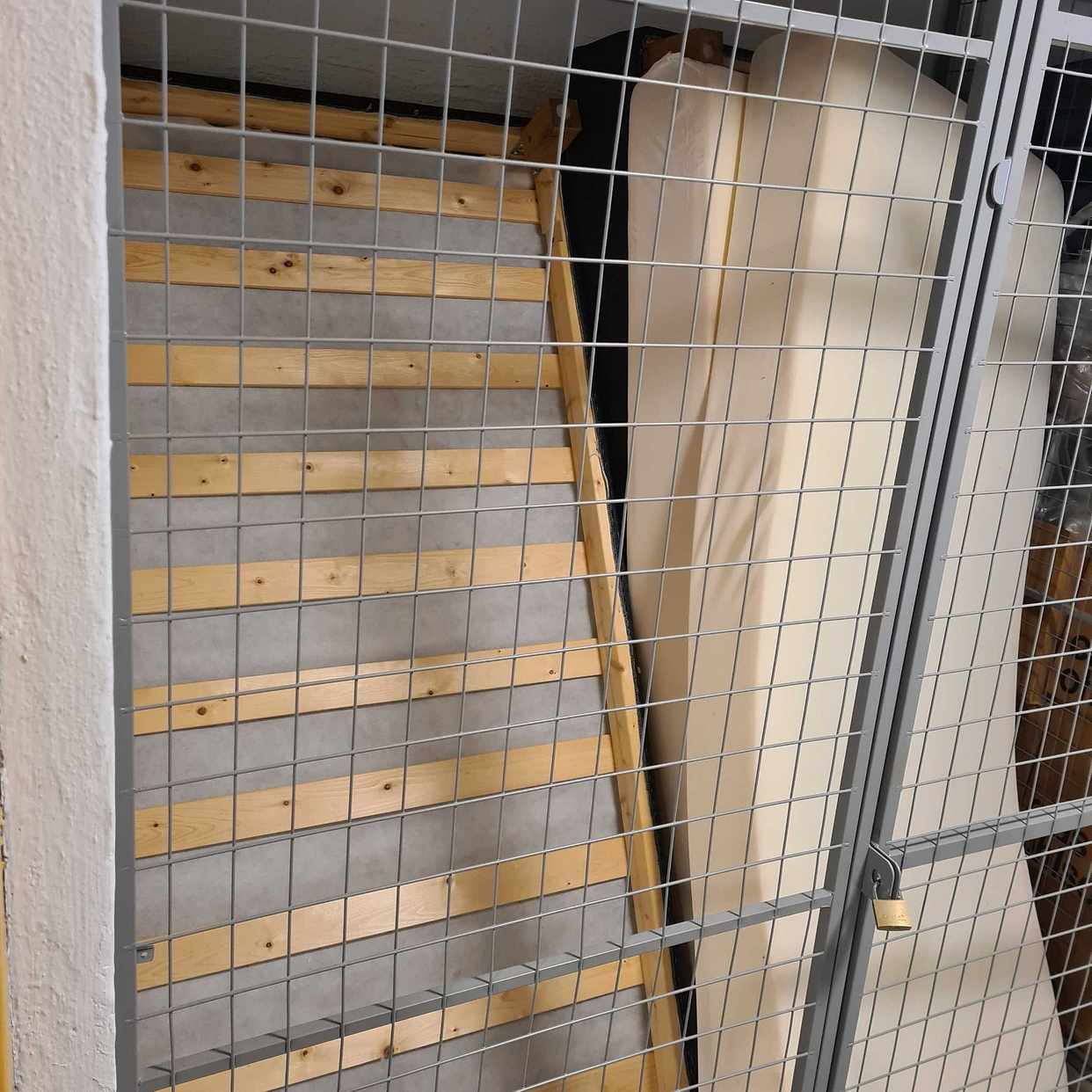 image of Slänga en dubble säng - Tullinge